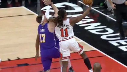 欧博官网-蒂米被打到面部走回更衣室，裁判回看吹多森姆普通进攻犯规